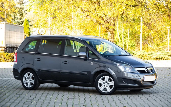 Opel Zafira cena 20900 przebieg: 220000, rok produkcji 2010 z Golub-Dobrzyń małe 781